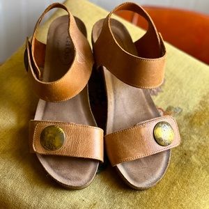 TAOS CAROUSEL 2 sandals. Like new/Worn once. Size 7-7.5